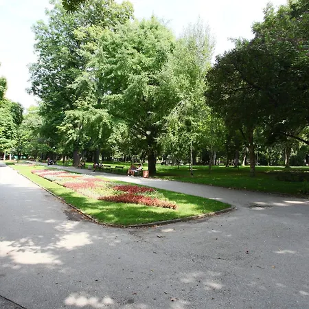 Apartment Center Big Family With Garden View